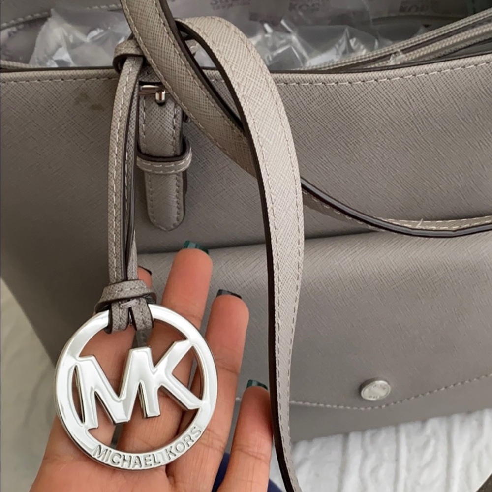 🎉HP🎉 Michael Kors Pearl Gray Jet Set Bag - Picture 4 of 15